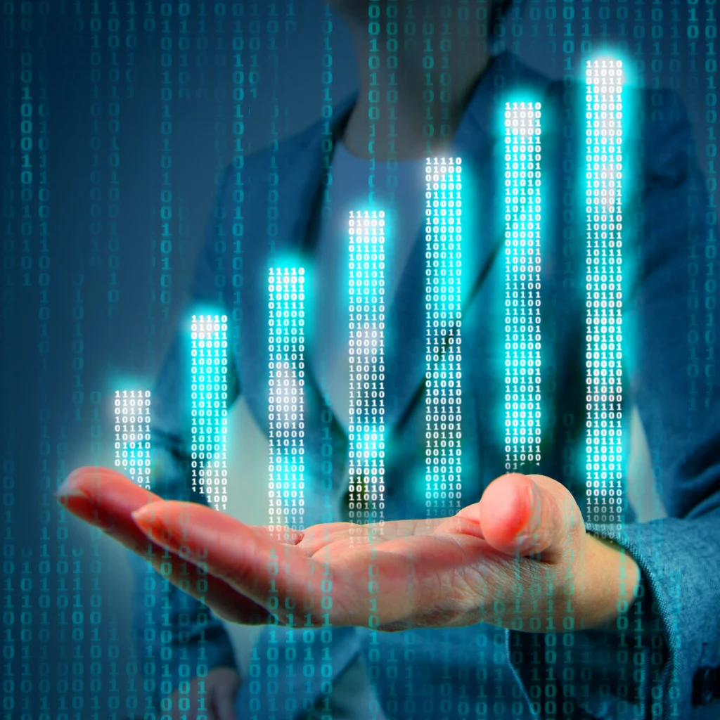 osoba stoi a nad ręką wyświetlają się hologramy liczb