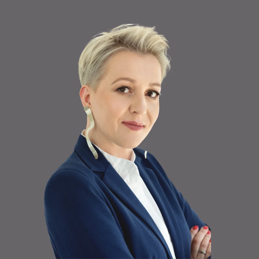 zdjęcie biznesowe ładnie ubranej kobiety z kolczykami