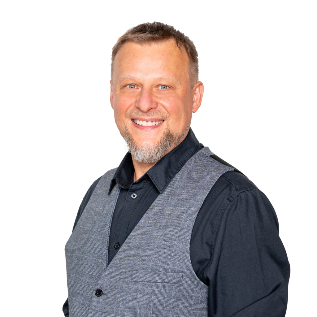 portret mężczyzny w koszuli i eleganckiej kamizelce