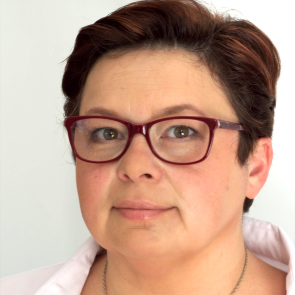 portret kobiety w czerwonych okularach