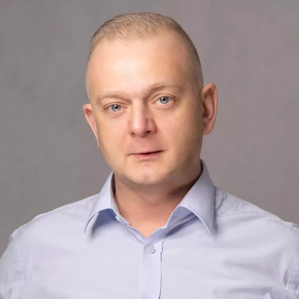 portret mężczyzny w jasnej koszuli