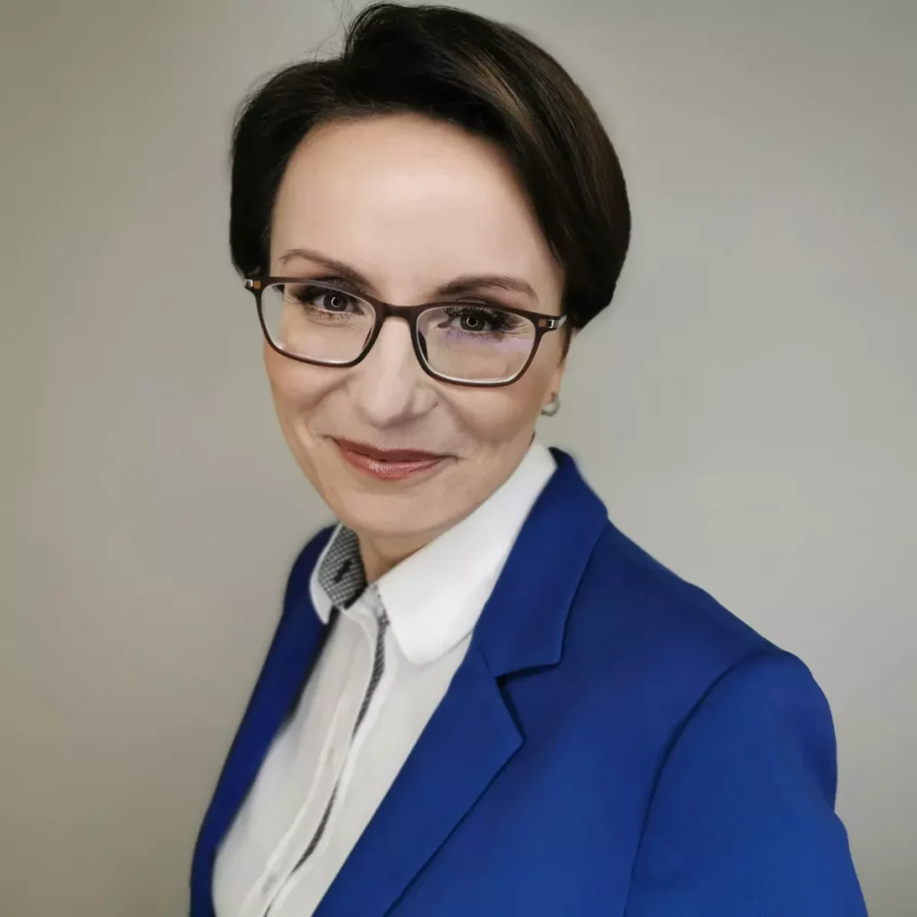 portret kobiety w okularach i niebieskiej marynarce