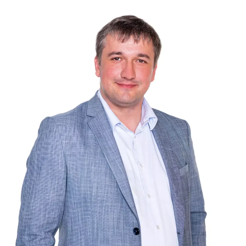 portret mężczyzny w błękitnej koszuli i szarawym garniturze