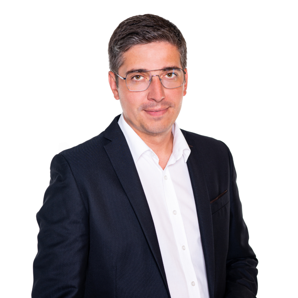 portret mężczyzny w okularach i garniturze