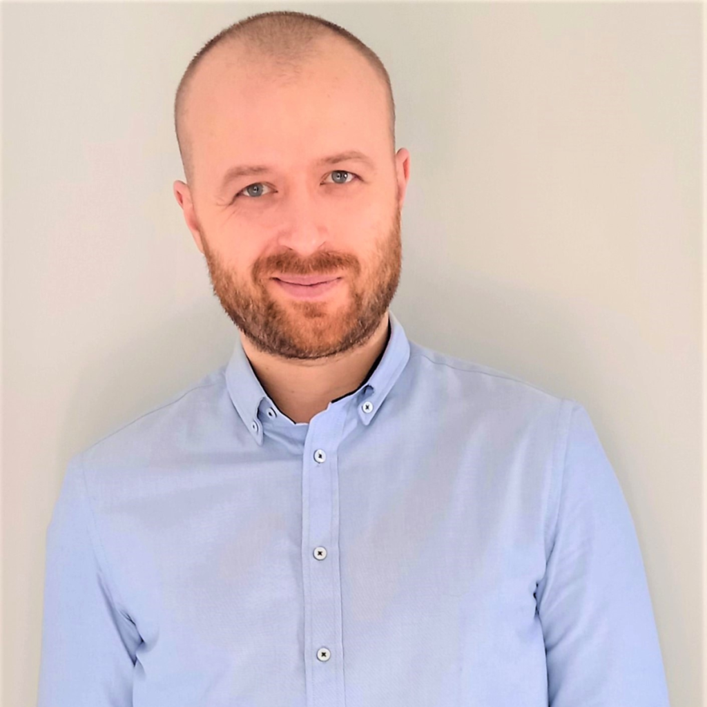 portret mężczyzny o krótkich włosach w jasnej koszuli