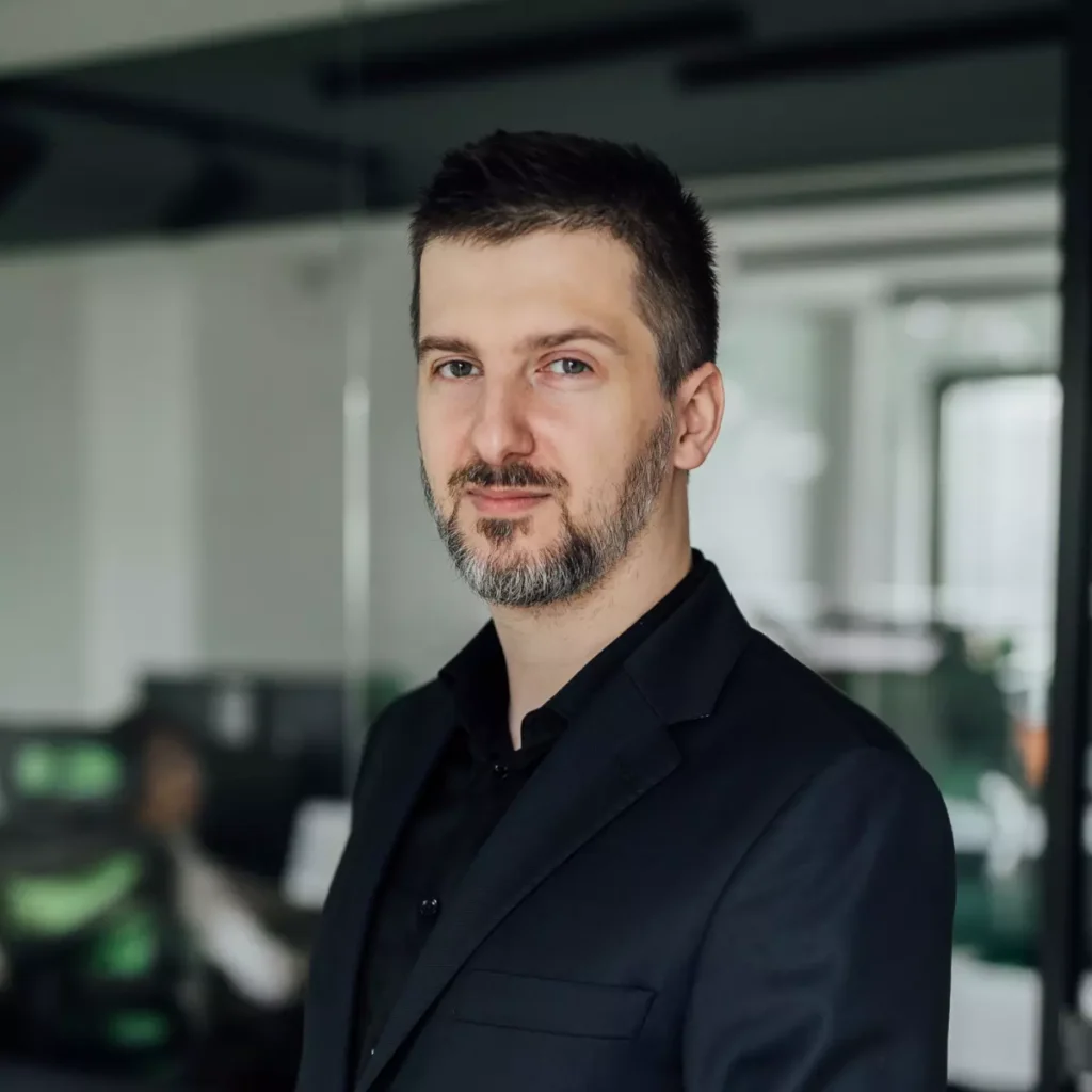 portret mężczyzny w czarnym garniturze