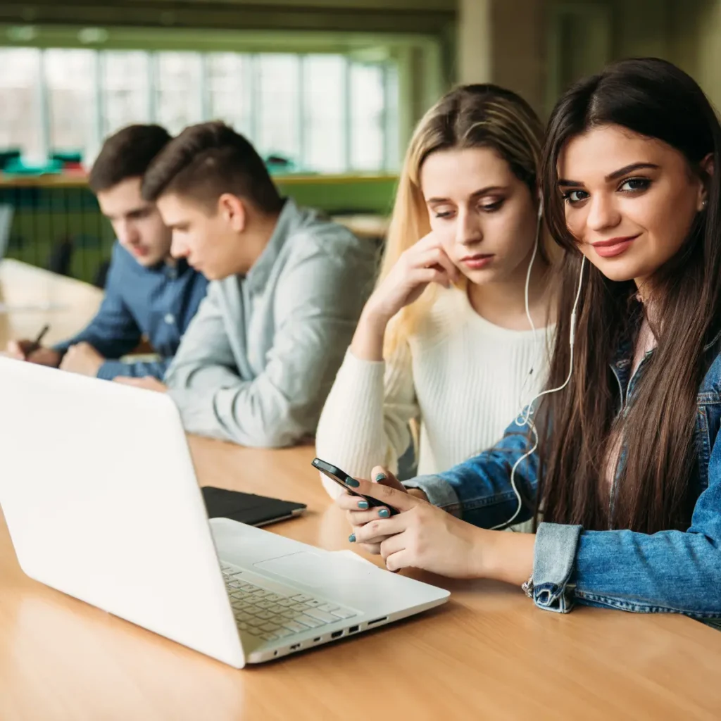 młodzi ludzie przy komputerze