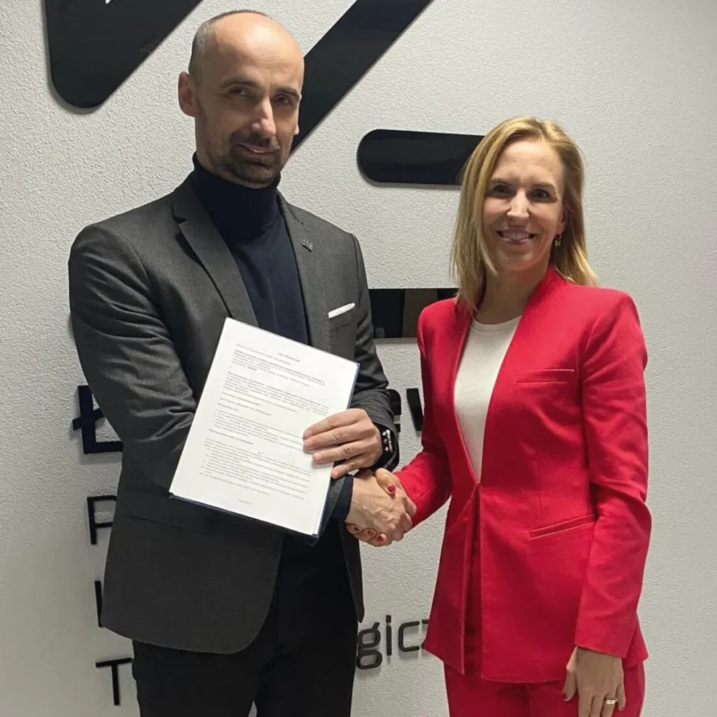 mężczyzna i kobieta ściskają sobie dłoń