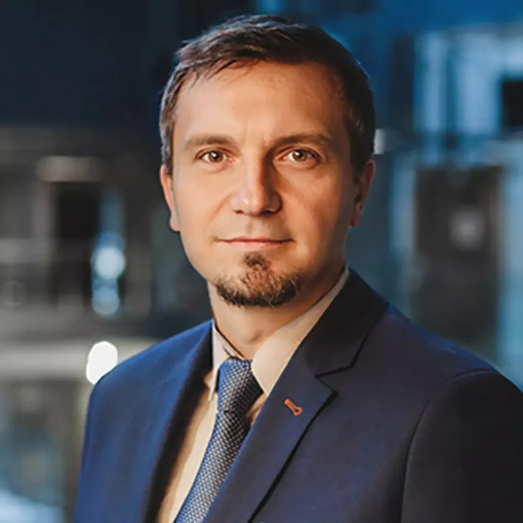 uśmiechnięty mężczyzna w marynarce