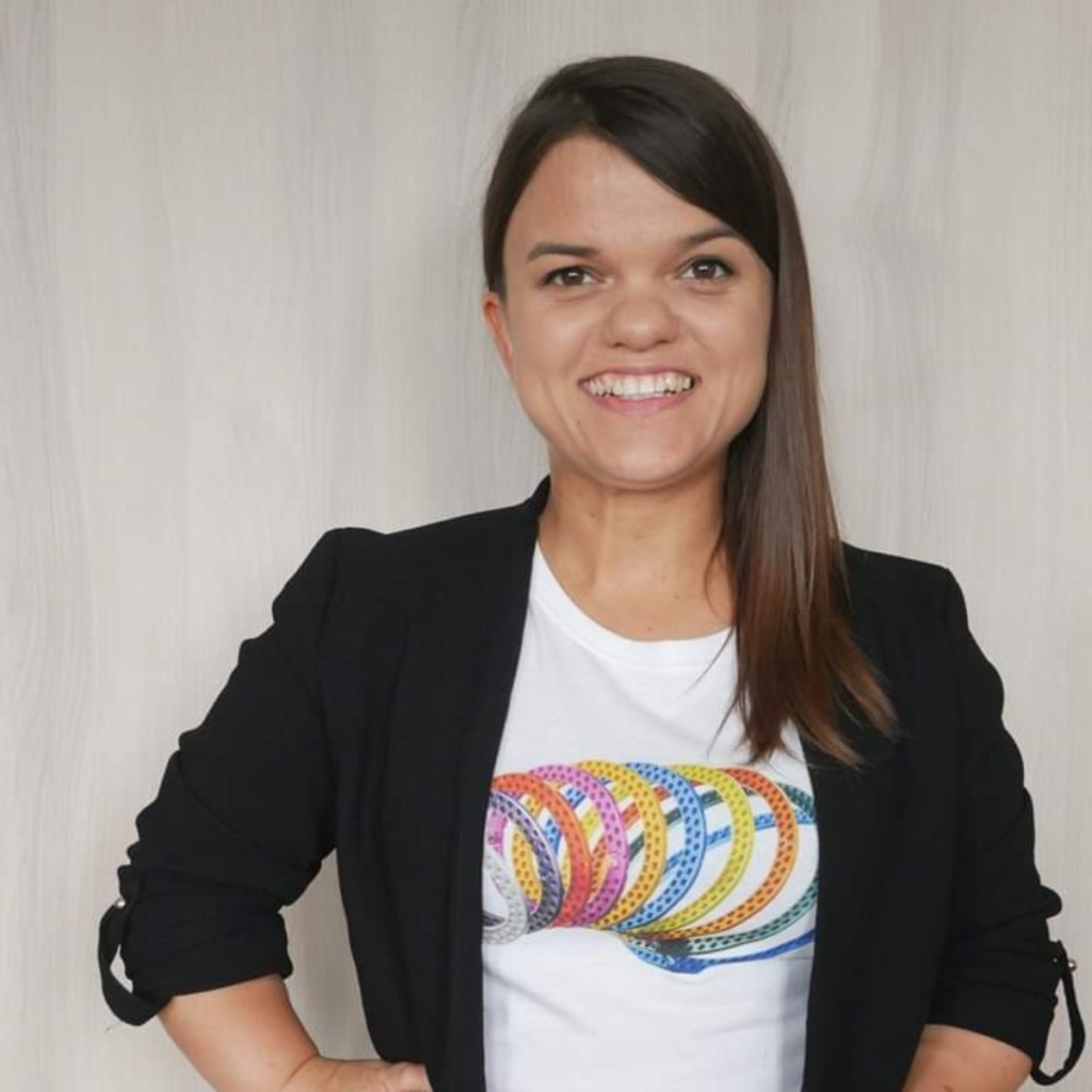 portret kobiety w koszulce i czarnej marynarce