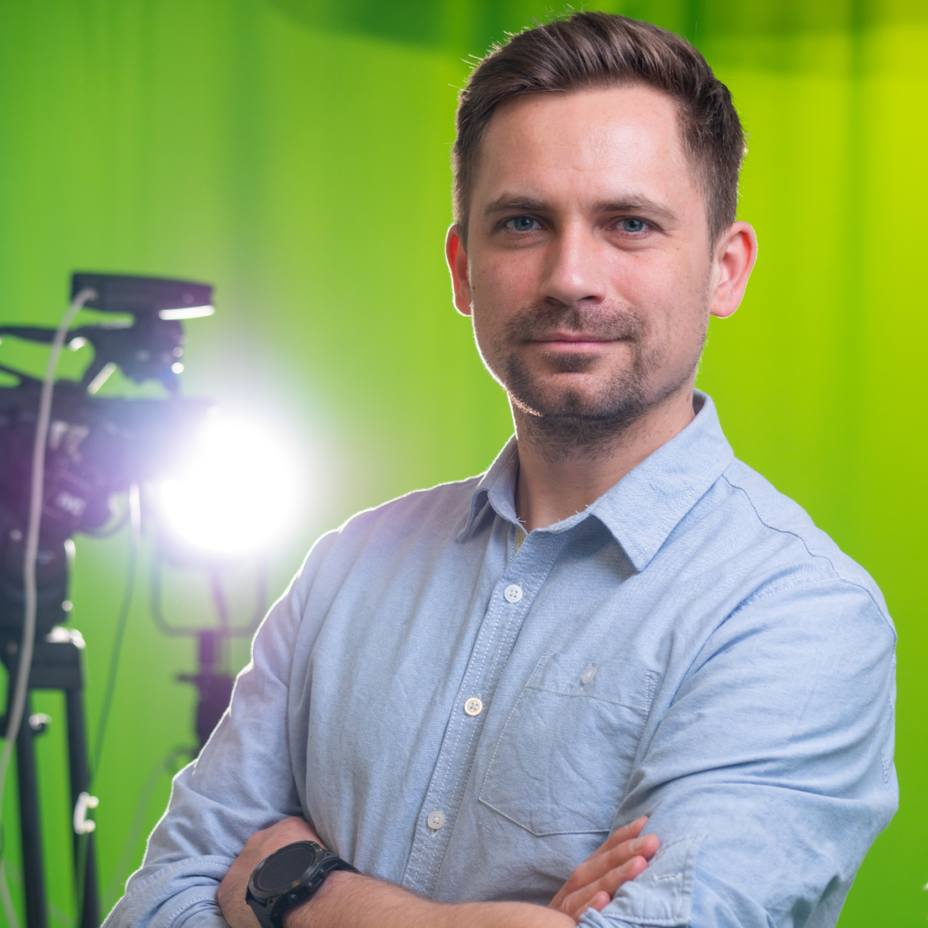 portret mężczyzny z tyłu kamera i zielone tło