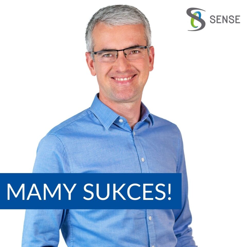 portret mężczyzny obok logo sens