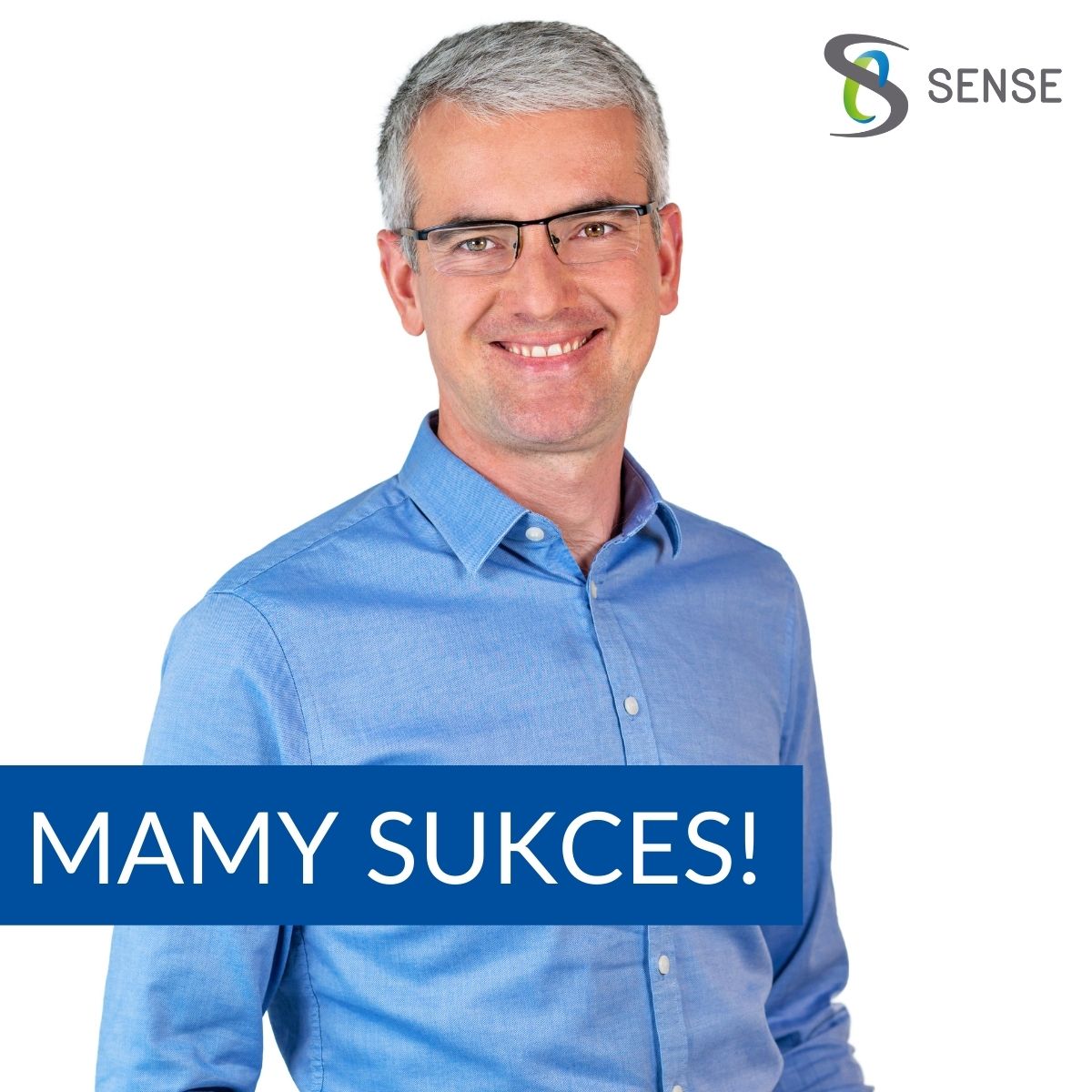 portret mężczyzny obok logo sens