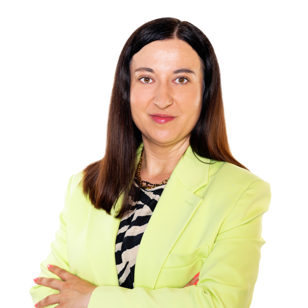 portret kobiety w koszulce w paski i zielonej marynarce