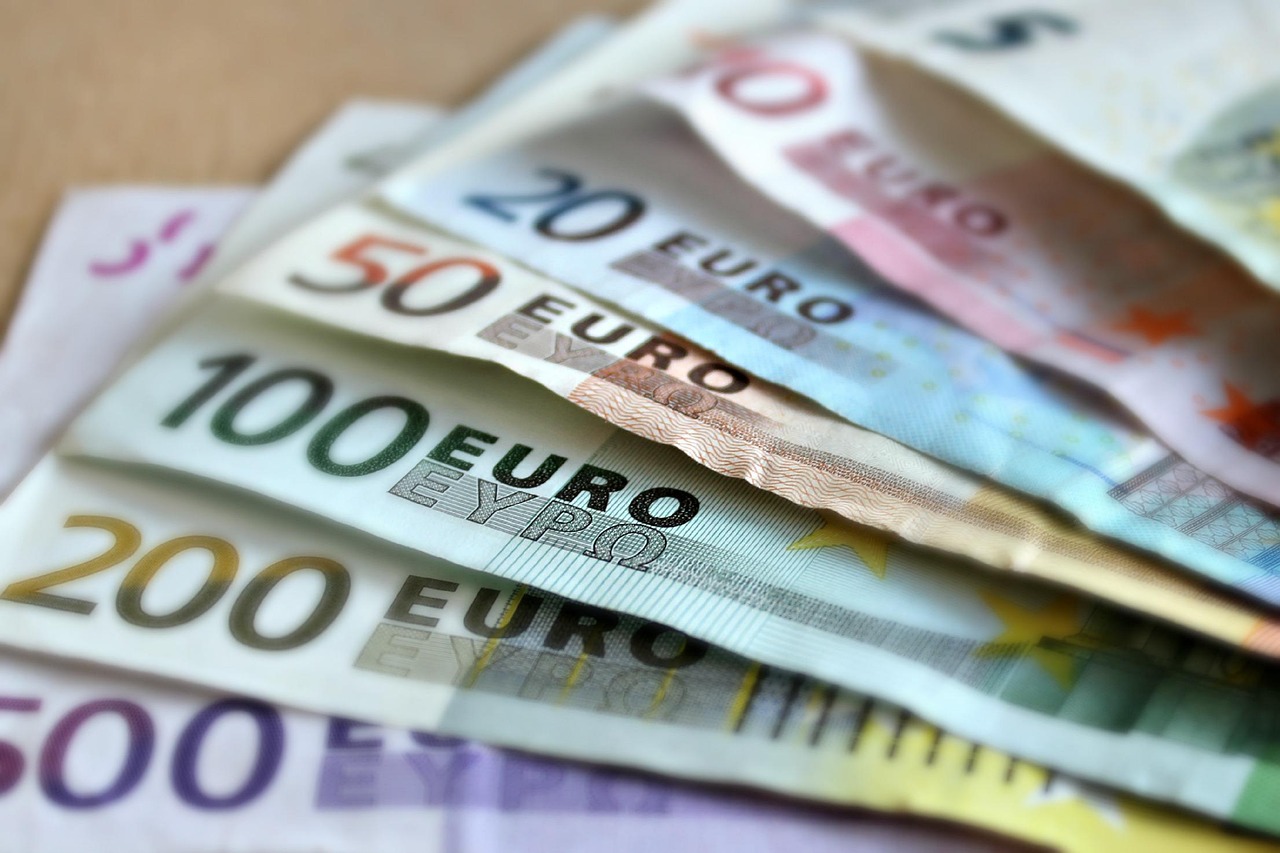 banknoty euro o różnych nominałach
