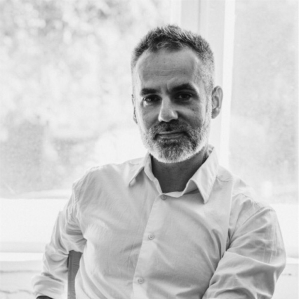 czarno białe zdjęcie mężczyzny