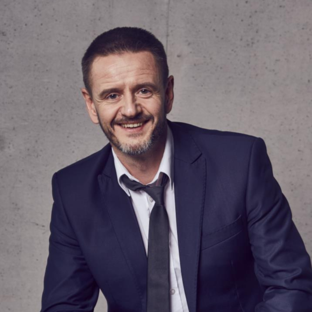 uśmiechnięty mężczyzna w garniturze i z krawatem