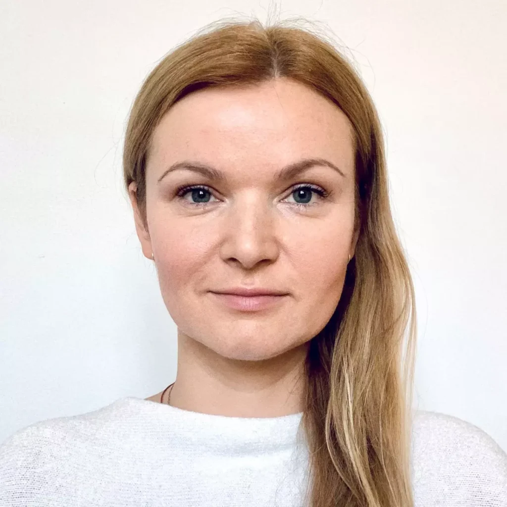 portret kobiety z długimi włosami