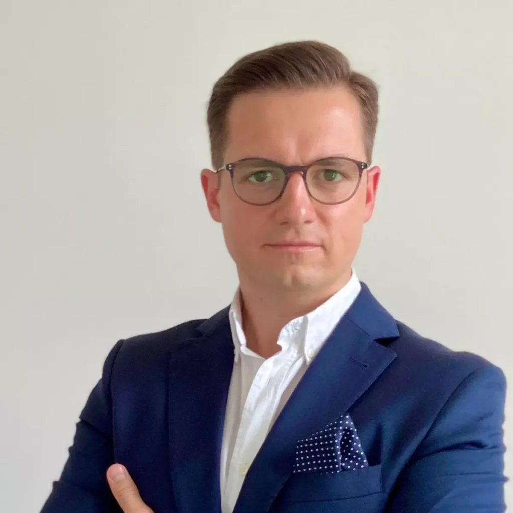 portret mężczyzny w garniturze i dobrze ułożonej fryzurze