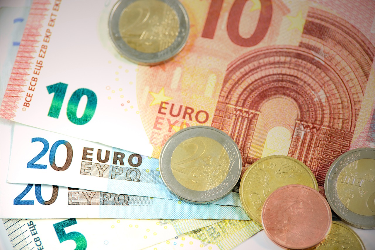 banknoty i monety euro o różnych nominałach