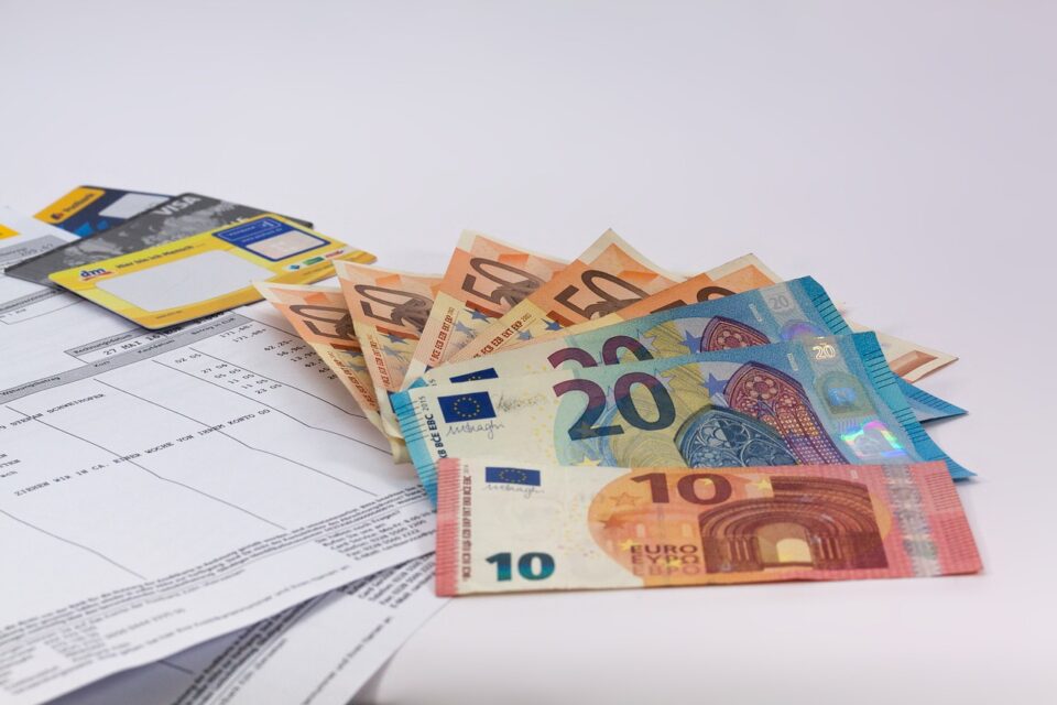 na stole leżą banknoty euro obok dokumentów