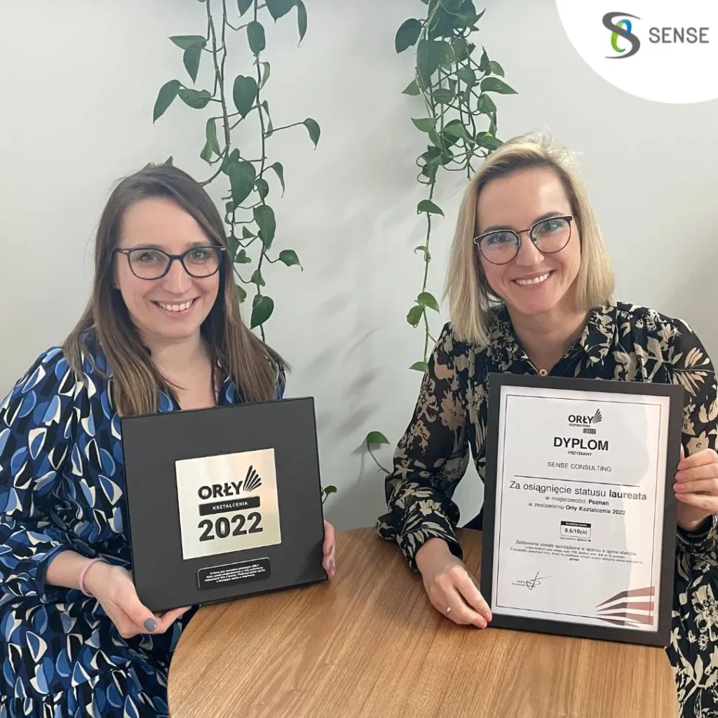 dwie kobiety z dyplomami