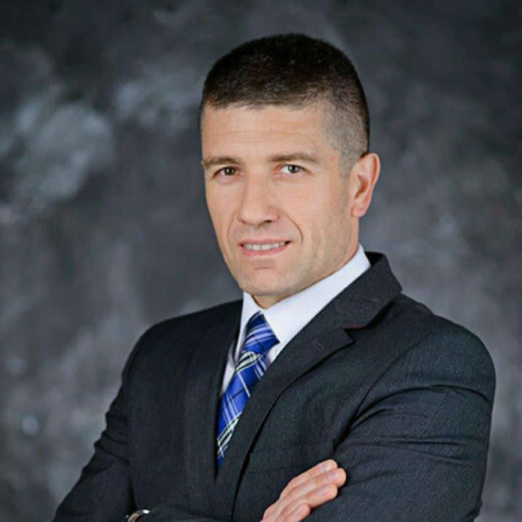 portret mężczyzny o krótkich włosach i garniturze