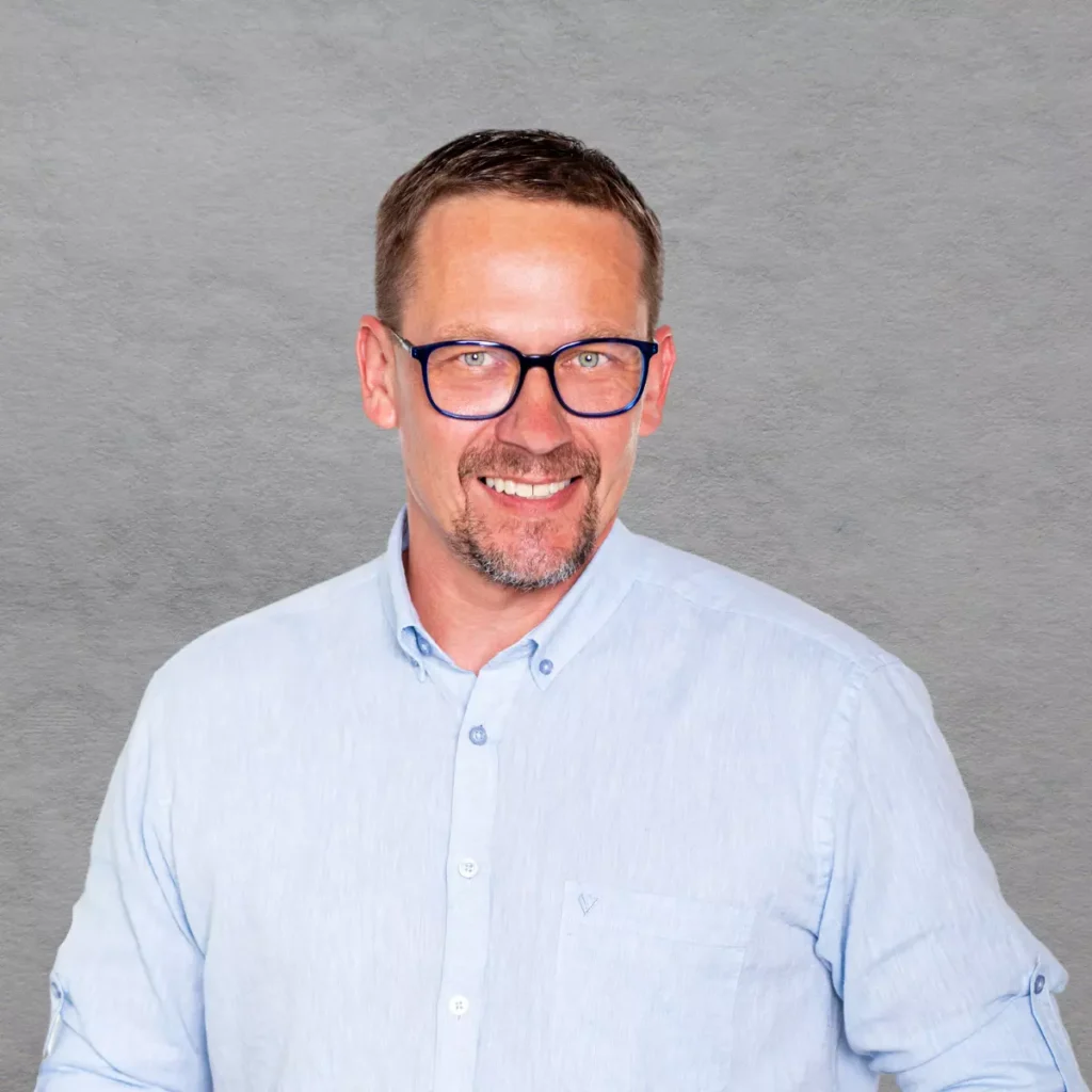 portret mężczyzny o krótkich włosach i okularach