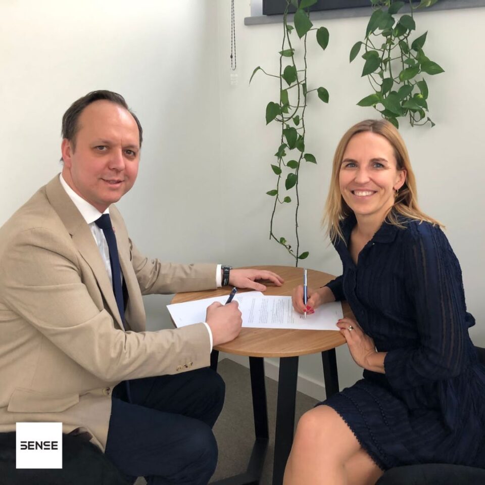 Monika Mardas Brzezińska i Tomasz Mackiewicz podpisują list intencyjny siedząc przy stole