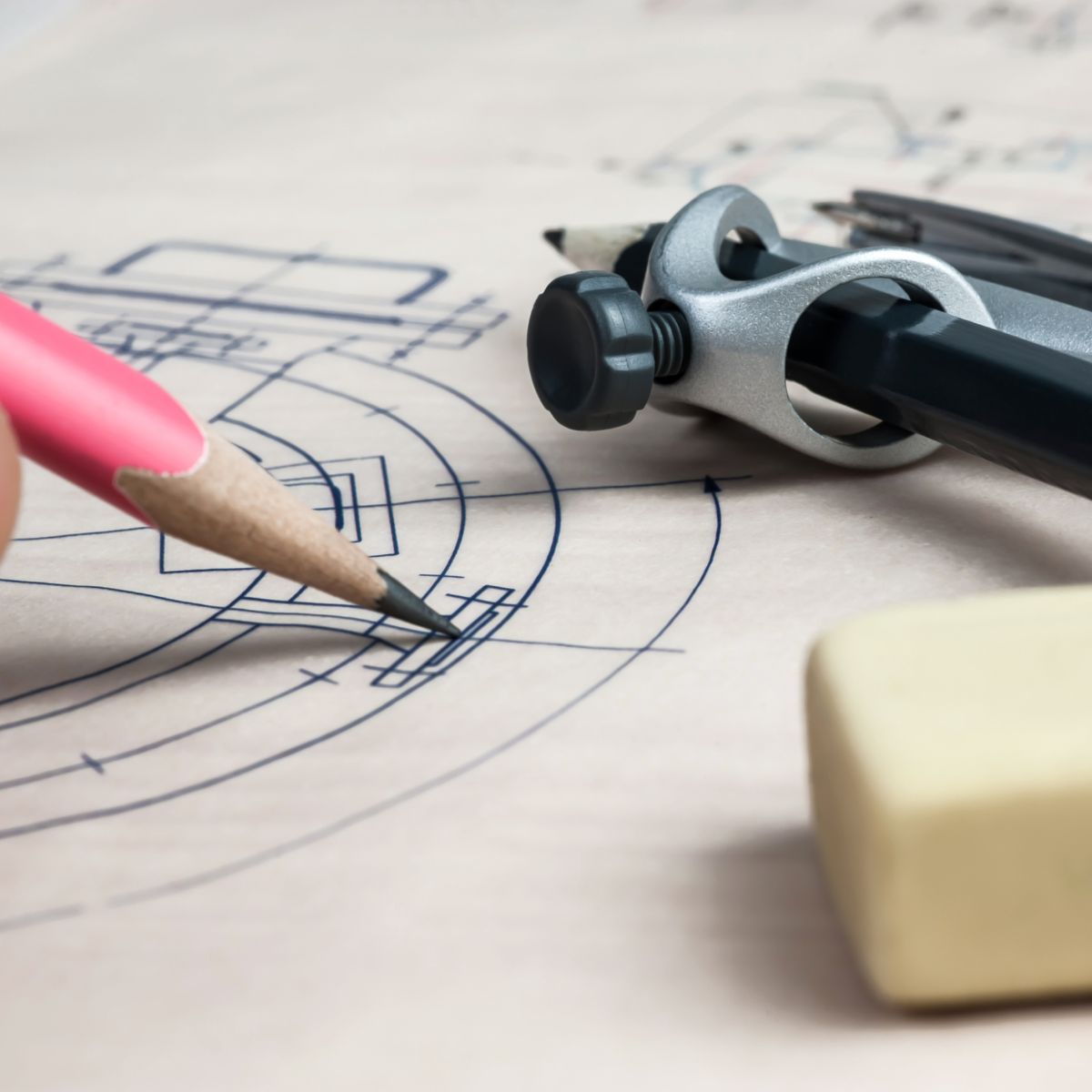 dotacje na wzornictwo osoba projektująca z ołówkiem w ręku