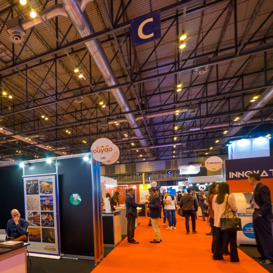 zdjęcie przedstawia zagraniczne targi wystawowe widać ludzi stoiska czerwony dywan 2.25 Promocja marki innowacyjnych Małych i średnich przedsiębiorstw