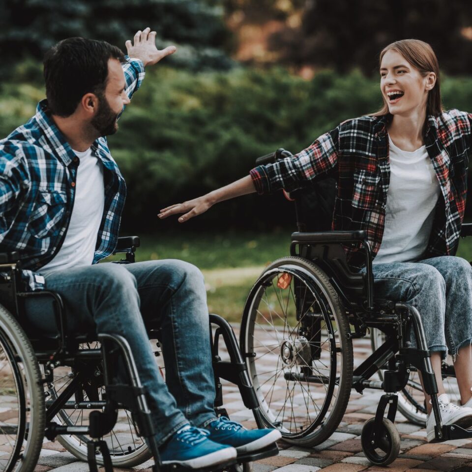 dwie osoby na wózkach inwalidzkich