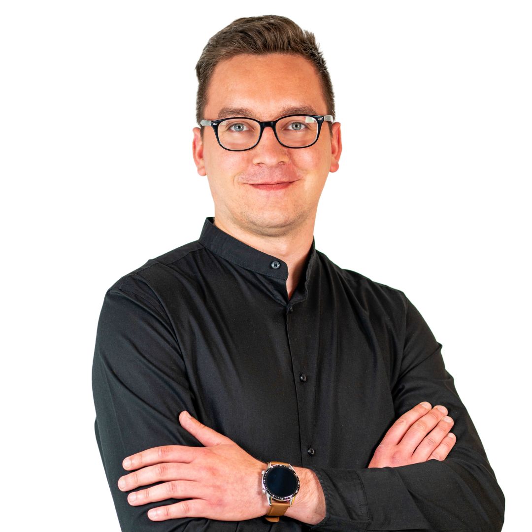 portret mężczyzny w czarnej koszuli