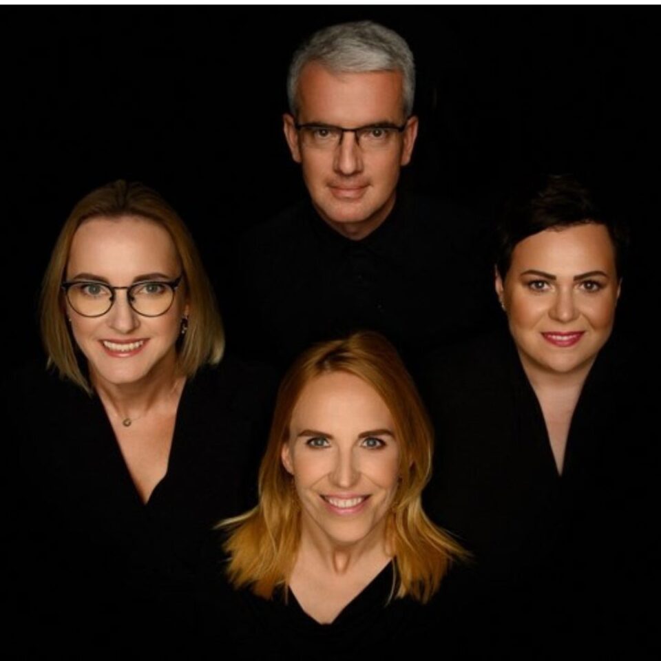 portrety czterech osób na czarnym tle