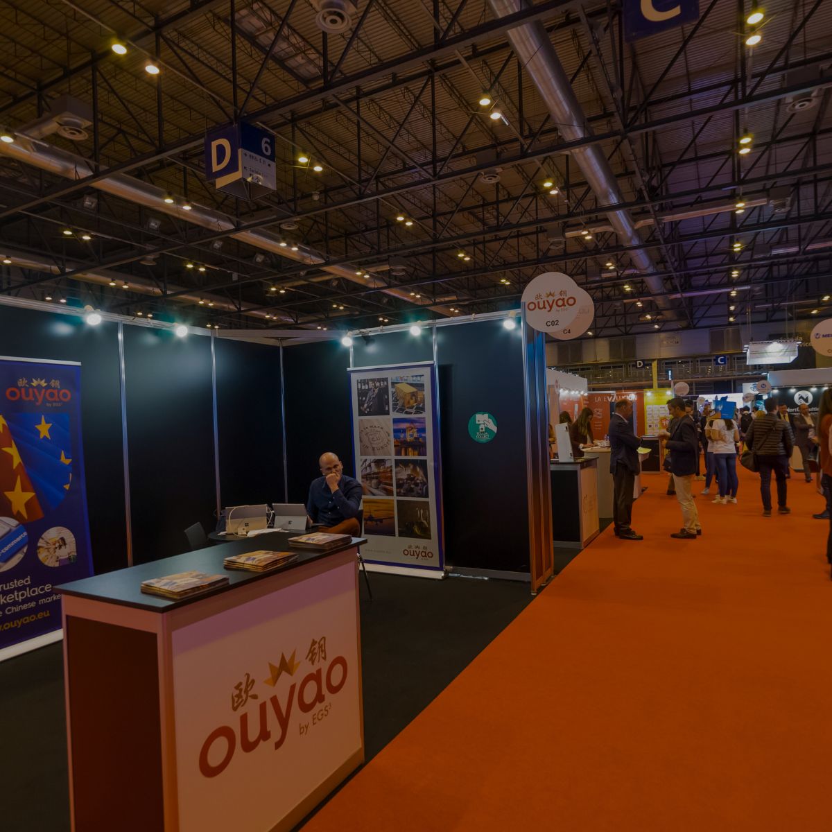 zdjęcie przedstawia halę targową wystawienniczą ze stoiskami