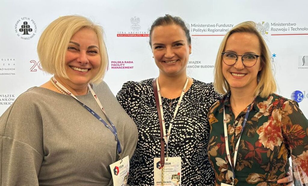 trzy kobiety na tle baneru forum dostępności