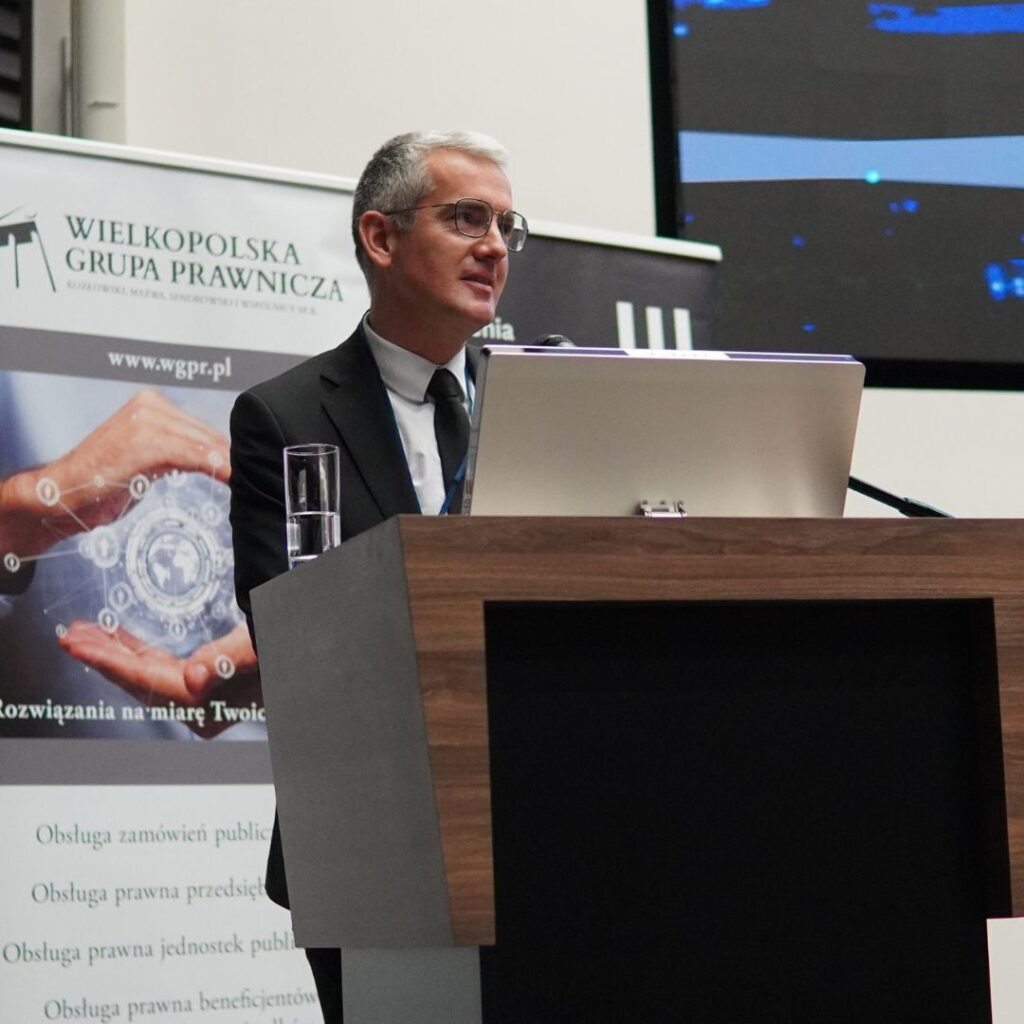 widok na prelegenta konferencji mężczyzna w okularach siwe włosy