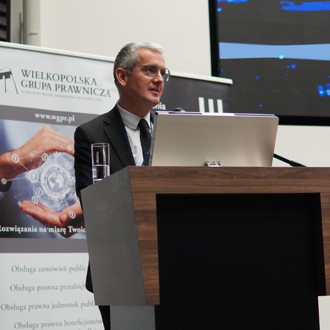 widok na prelegenta konferencji mężczyzna w okularach siwe włosy