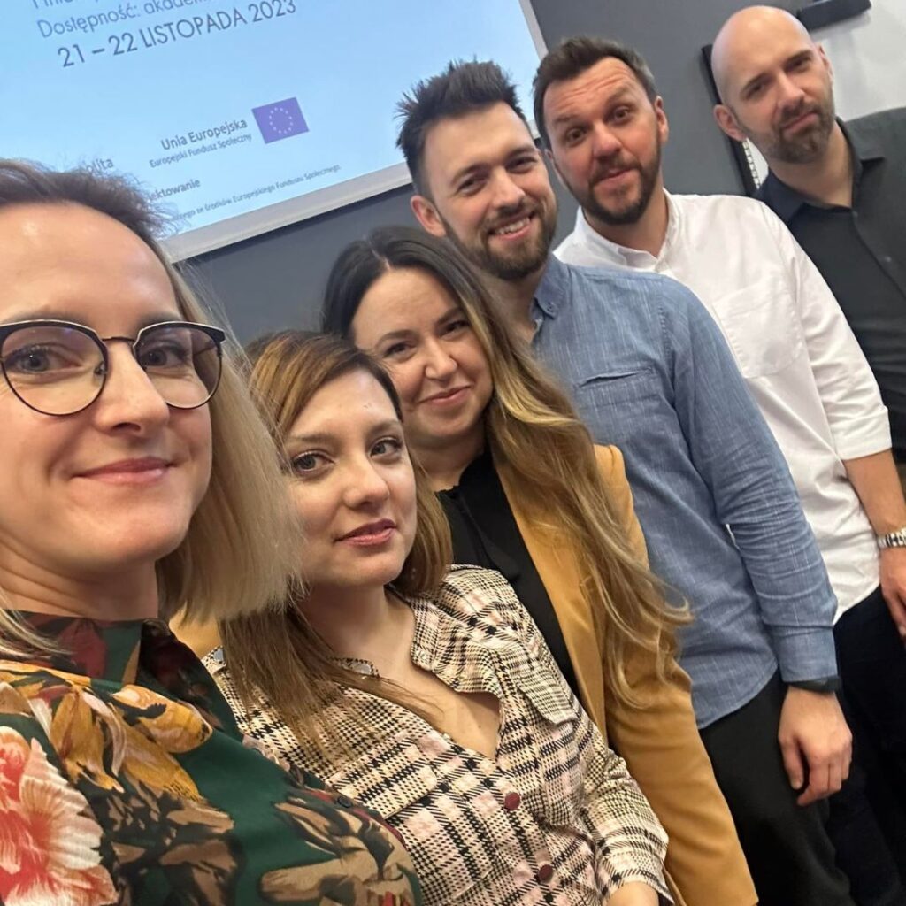 6 osób 3 kobiety i 3 mężczyzn na zdjęciu typu selfi