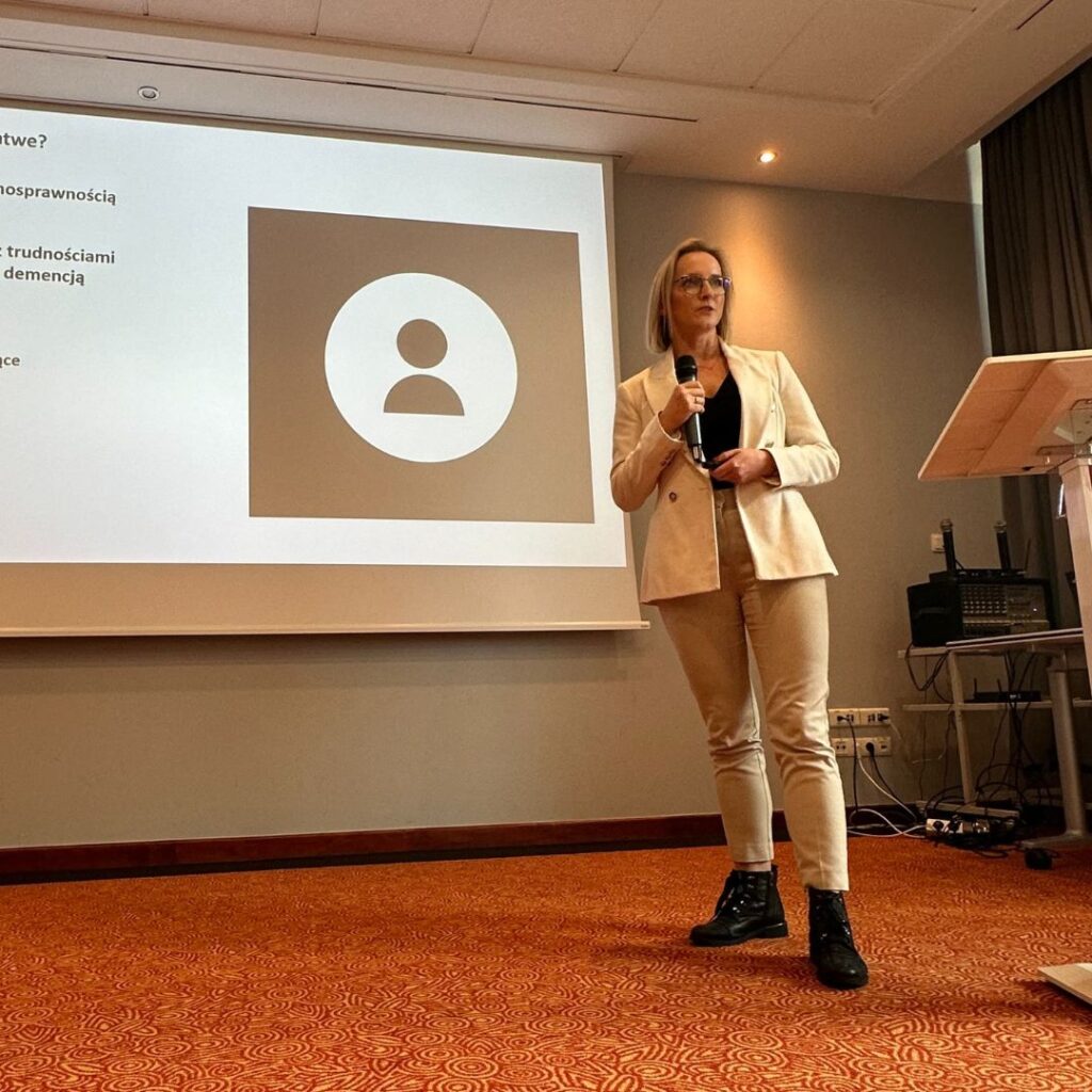 kobieta z mikrofonem podczas konferencji