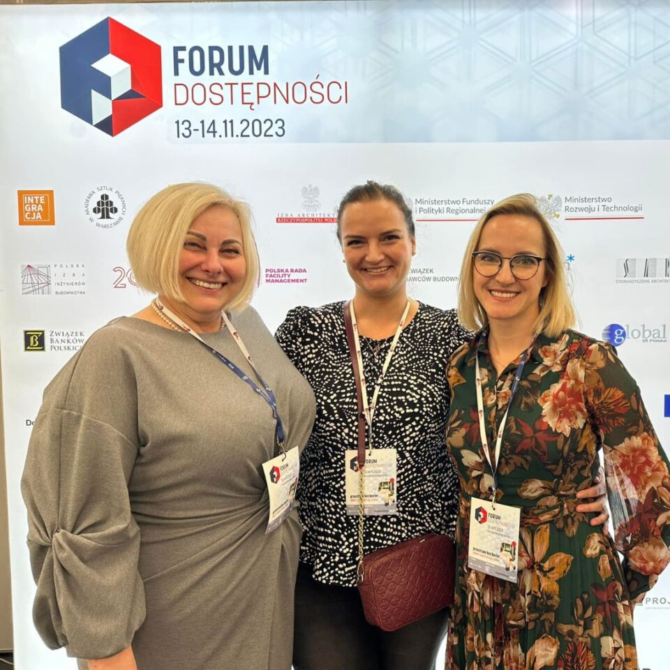 trzy kobiety na tle baneru forum dostępności