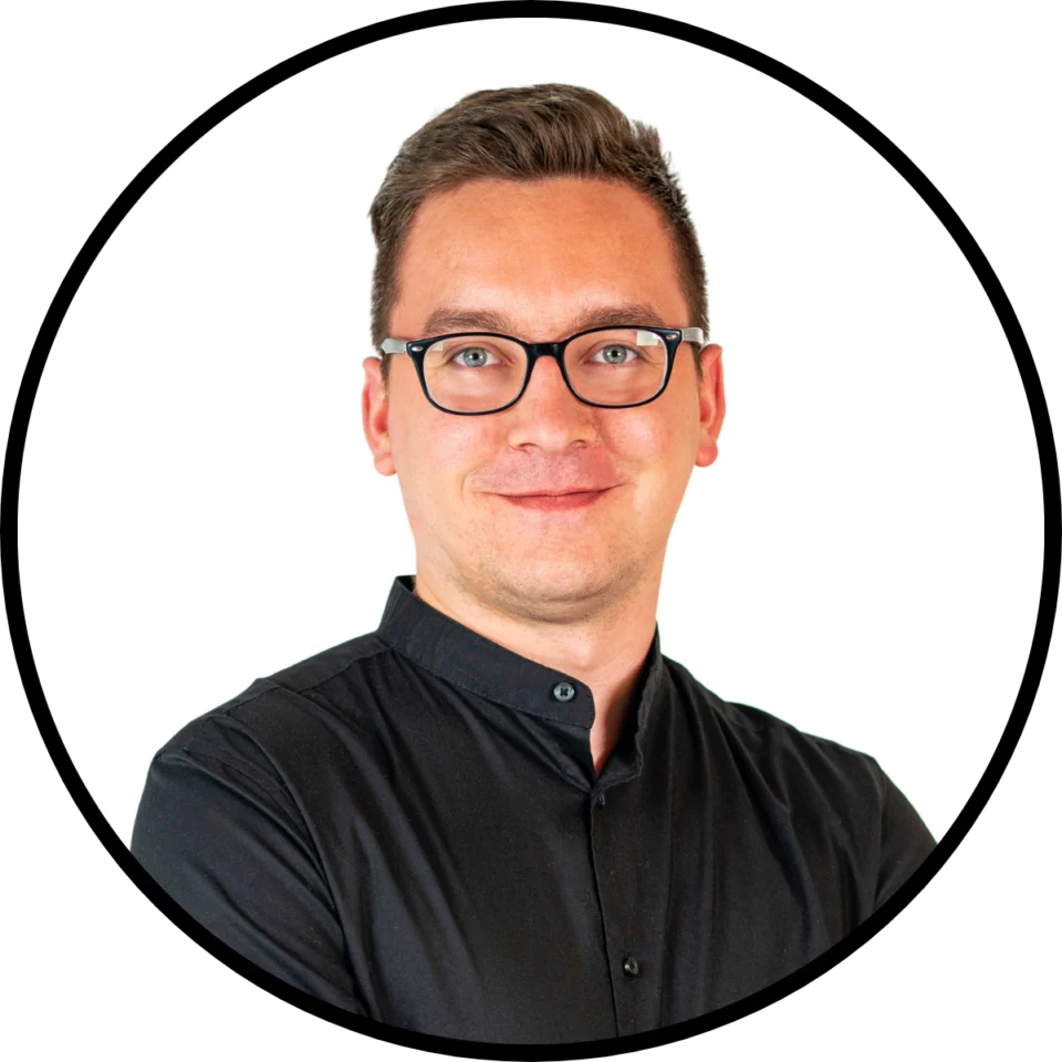 mężczyzna w czarnej koszuli i okularach włosy krótkie ciemne