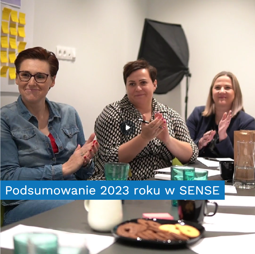 grupa trzech kobiet przy stole szkoleniowym podczas podsumowania 2023 roku w sens