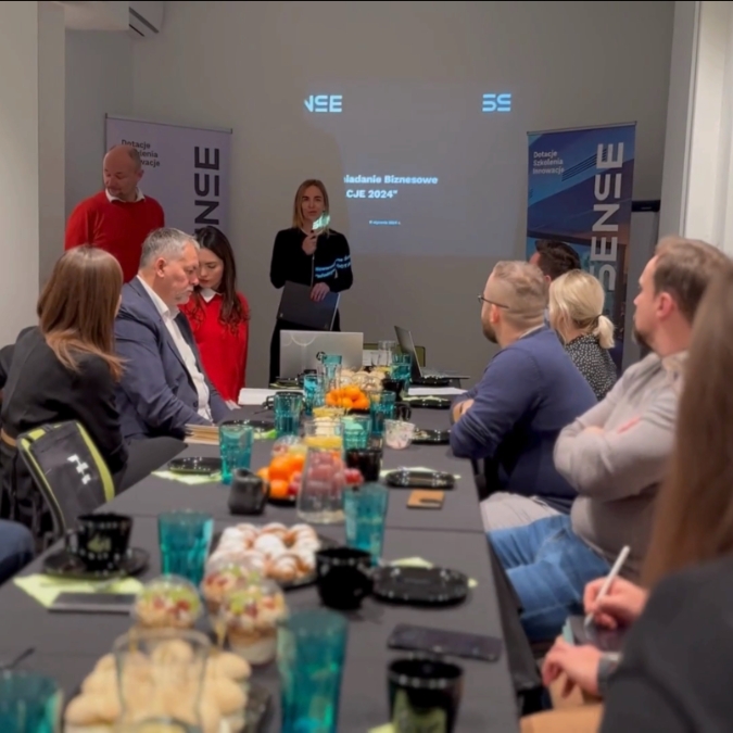 śniadanie biznesowe ludzie siedzący wokół stołu