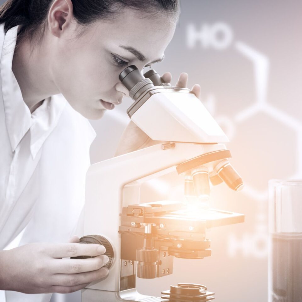 dotacje na innowacje pozyskiwanie dotacji jakie dotacje w 2024 roku? na grafice kobieta bada coś przez mikroskop