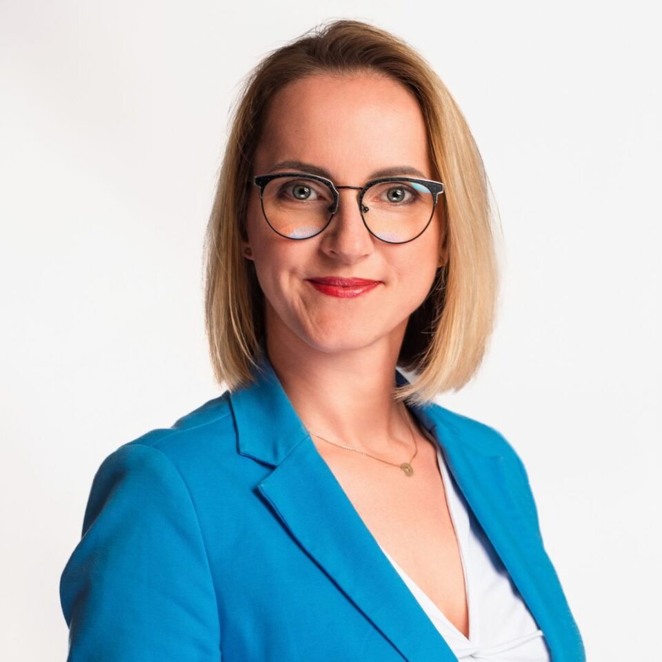 portret kobiety w niebieskiej marynarce