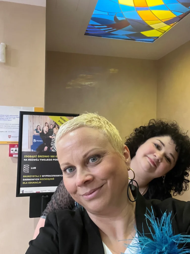 dwie uśmiechnięte kobiety na targach lepsza edukacja