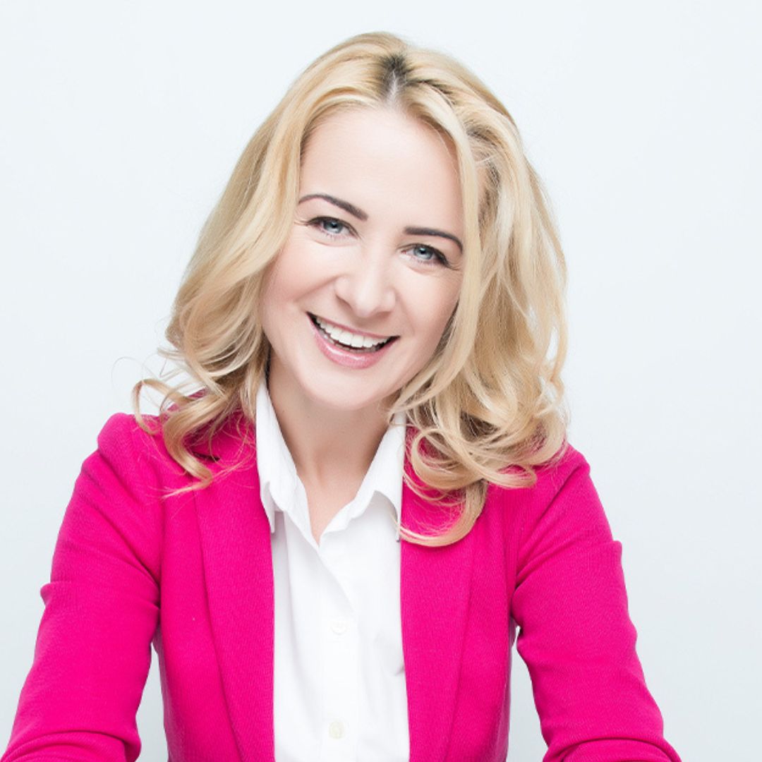 kobieta w różowej marynarce