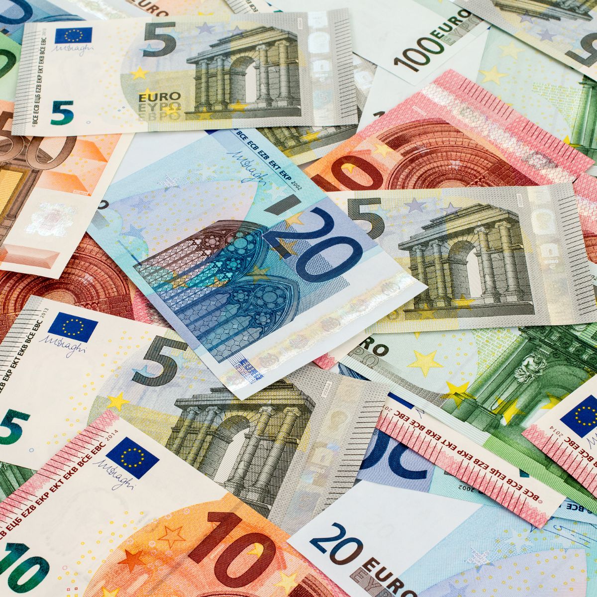banknoty euro o różnych nominałach