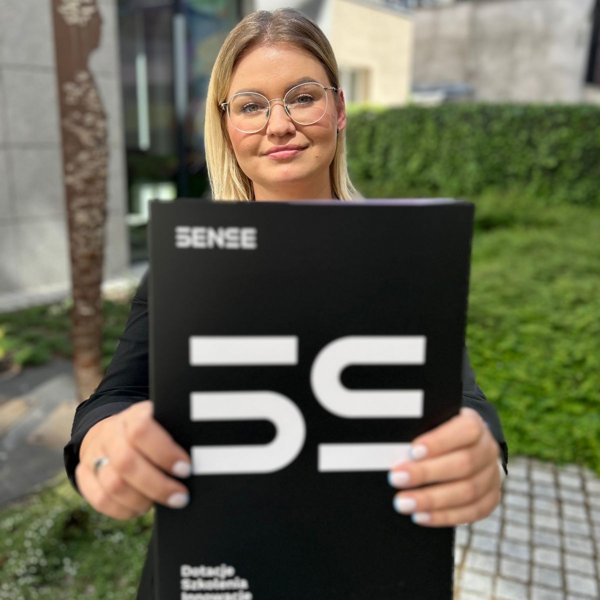 kobieta z teczką sense